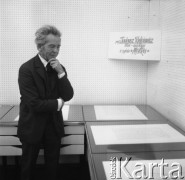 10.11.1977, Warszawa, Polska.
Profesor Tadeusz Kulisiewicz, rysownik i grafik, w księgarni 