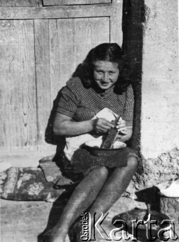 1942, Samarkanda, ZSRR.
Młoda kobieta przygotowująca posiłek.
Fot. Bolesław Pełczyński, zbiory Ośrodka KARTA, album rodzinny udostępnił Włodzimierz Pełczyński.

