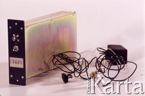 Lata 80-te, Polska.
 Amatorsko przygotowywany sprzęt nadawczy, używany do nadawania na falach ultrakrótkich audycji radiowych podziemnego 