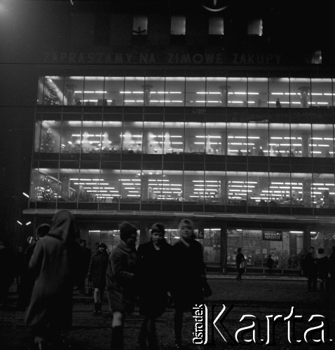 1967, Katowice, Polska.
Klienci przed Domem Towarowym, napis na froncie budynku: 