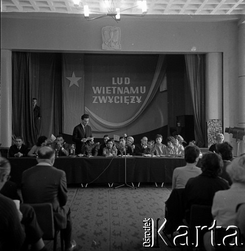 1967, Kielce, Polska.
Delegacja z Wietnamu z wizytą w Zakładach Precyzyjnych 