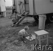 1968, miejsce nieznane, Polska.
Objazdowy cyrk, dziecko przy planszy szachowej.
Fot. Jerzy Mąkowski, zbiory Fundacji Ośrodka KARTA