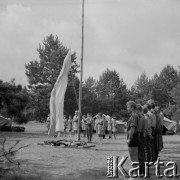 1968, Siemiany, Polska.
Obóz harcerski, harcerze na zbiórce, wciąganie flagi na maszt.
Fot. Jerzy Mąkowski, zbiory Fundacji Ośrodka KARTA