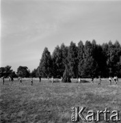 1968, Siemiany, Polska.
Obóz harcerski, harcerze podczas gimnastyki.
Fot. Jerzy Mąkowski, zbiory Fundacji Ośrodka KARTA
