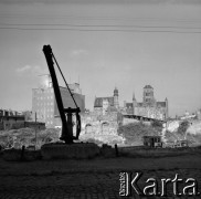 1968, Gdańsk, Polska.
Stare urządzenia portowe, w tle fragment Starówki.
Fot. Jerzy Mąkowski, zbiory Fundacji Ośrodka KARTA