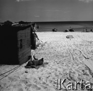 06-07.1968, Sopot, Polska.
Łódki rybackie na sopockiej plaży, rybak śpi na piasku.
Fot. Jerzy Mąkowski, zbiory Fundacji Ośrodka KARTA