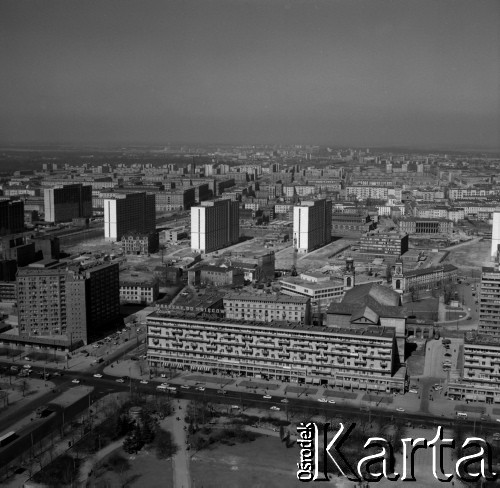 1969, Warszawa, Polska.
Panorama miasta z tarasu widokowego Pałacu Kultury i Nauki. N/z ulica Świętokrzyska i Emilii Plater.
Fot. Jerzy Mąkowski, zbiory Fundacji Ośrodka KARTA