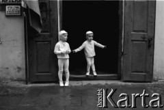 1965, Opatów, Polska.
Dwaj chłopcy przed apteką.
Fot. Jerzy Mąkowski, zbiory Fundacji Ośrodka KARTA