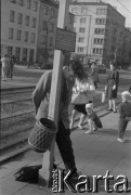 1965, Warszawa, Polska.
Pijany mężczyzna na przystanku tramwajowym na placu Narutowicza.
Fot. Jerzy Mąkowski, zbiory Fundacji Ośrodka KARTA