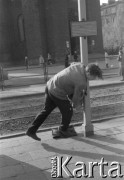 1965, Warszawa, Polska.
Pijany mężczyzna na przystanku tramwajowym na placu Narutowicza.
Fot. Jerzy Mąkowski, zbiory Fundacji Ośrodka KARTA