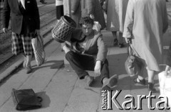 1965, Warszawa, Polska.
Pijany mężczyzna na przystanku tramwajowym na placu Narutowicza.
Fot. Jerzy Mąkowski, zbiory Fundacji Ośrodka KARTA