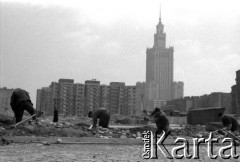 1965, Warszawa, Polska.
Prace budowlane, w tle Pałac Kultury i Nauki.
Fot. Jerzy Mąkowski, zbiory Fundacji Ośrodka KARTA