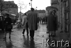 1965, Warszawa, Polska.
Przechodnie na ulicy.
Fot. Jerzy Mąkowski, zbiory Fundacji Ośrodka KARTA