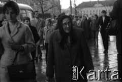 1965, Warszawa, Polska.
Przechodnie na ulicy.
Fot. Jerzy Mąkowski, zbiory Fundacji Ośrodka KARTA