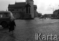 1965, Warszawa, Polska.
Plac Zamkowy, widok na Krakowskie Przedmieście, z lewej kościół św. Anny.
Fot. Jerzy Mąkowski, zbiory Fundacji Ośrodka KARTA