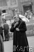 1965, Kraków, Polska.
Kobieta z parasolką na Rynku krakowskim.
Fot. Jerzy Mąkowski, zbiory Fundacji Ośrodka KARTA