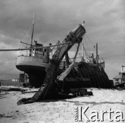 06-07.1969, Hel, Polska.
Kuter rybacki na plaży.
Fot. Jerzy Mąkowski, zbiory Fundacji Ośrodka KARTA