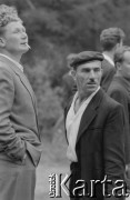 1969, Kielce, Polska.
Mężczyźni przed kościołem św. Katarzyny.
Fot. Jerzy Mąkowski, zbiory Fundacji Ośrodka KARTA