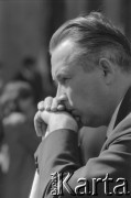 1.05.1966, Kielce, Polska.
Pochód pierwszomajowy, n/z mężczyzna obserwuje pochód.
Fot. Jerzy Mąkowski, zbiory Fundacji Ośrodka KARTA