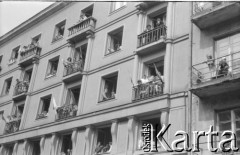 1.05.1966, Kielce, Polska.
Pochód pierwszomajowy, n/z mieszkańcy na balkonach.
Fot. Jerzy Mąkowski, zbiory Fundacji Ośrodka KARTA