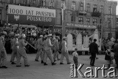 1.05.1966, Kielce, Polska.
Pochód pierwszomajowy, n/z uczestnicy z zakładów przemysłowych w strojach roboczych.
Fot. Jerzy Mąkowski, zbiory Fundacji Ośrodka KARTA