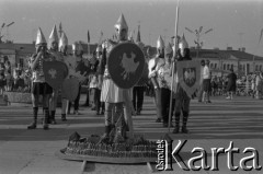 1.05.1966, Kielce, Polska.
Pochód pierwszomajowy, n/z uczestnicy w strojach wojów piastowskich.
Fot. Jerzy Mąkowski, zbiory Fundacji Ośrodka KARTA