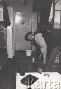 Grudzień 1981- styczeń 1982, Białołęka k/Warszawy, Polska.
Jeden z internowanych w Białołęce - Wiktor Nagórski (?) w celi.
Fot. Bogumił Sielewicz, zbiory Ośrodka KARTA
 
