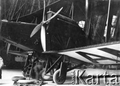 23.12.1919, Poznań Winiary (Posen)
Hala Zeppelina, angielski samolot komunikacyjny Handley Page 0/400 nr rejestracyjny G-E AMD, podczas przelotu do Warszawy.
Fot. NN, zbiory Ośrodka KARTA, album Seweryna Sacewicza udostępnił Marek Sacewicz