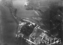 1914-1918, Kruszwica.
Pozostałości zamku warownego z Mysią Wieżą i fragment jeziora Gopło.
Niemiecka fotografia lotnicza.
Fot. NN, zbiory Ośrodka KARTA, album Seweryna Sacewicza, udostępnił Marek Sacewicz
