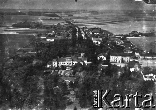 1914-1918, miejsce nieznane.
Ziemiański dwór, prawdopodobnie niemiecka fotografia lotnicza.
Fot. NN, zbiory Ośrodka KARTA, album Seweryna Sacewicza udostępnił Marek Sacewicz