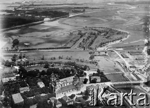 1914-1918, Poznań.
Widok na Katedrę na Ostrowie Tumskim, po prawej Most Cybiński, pośrodku Nadszaniec Katedralny, powyżej Fort Steinacker. U góry: Luneta Cybińska (Luneta Astera), u góry po lewej Fort Winiary. Niemiecka fotografia lotnicza.
Fot. NN, zbiory Ośrodka KARTA, album Seweryna Sacewicza, udostępnił Marek Sacewicz

