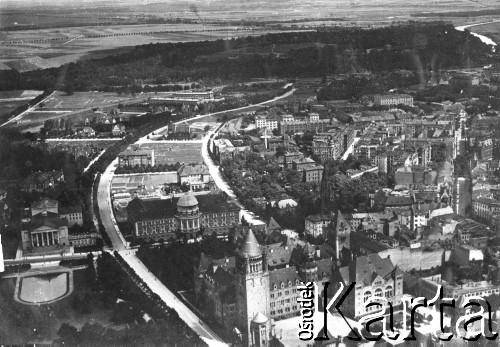 1914-1918, Poznań.
Niemiecka fotografia lotnicza, panorama miasta. Na pierwszym planie Zamek Cesarski, w głębi ob. Collegium Maius UAM i Fort Winiary. Po lewej Opera Poznańska.
Fot. NN, zbiory Ośrodka KARTA, album Seweryna Sacewicza, udostępnił Marek Sacewicz