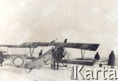 Zima 1919-1920, Rosja
Podporucznik pilot Seweryn Sacewicz przy swoim samolocie (Nieuport 16 c1 z moskiewskiej wytwórni Rux) na froncie podczas służby w 2 Dońskim Oddziale Lotniczym Armii Denikina.
Fot. NN, zbiory Ośrodka KARTA, album Seweryna Sacewicza udostępnił Marek Sacewicz