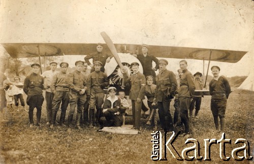 1916- 1917, Rosja
Seweryn Sacewicz przy śmigle podczas służby w lotnictwie carskiej Rosji, z tyłu samolot typu Nieuport 21.
Fot. NN, zbiory Ośrodka KARTA, album Seweryna Sacewicza udostępnił Marek Sacewicz