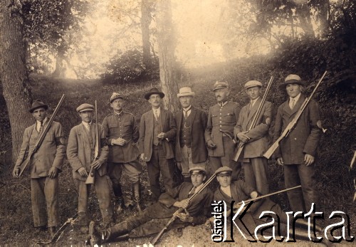 około 1920, Polska
Grupa myśliwych na polowaniu, czwarty od prawej stoi Grzegorz Sacewicz (w białym kapeluszu).
Fot. NN, zbiory Ośrodka KARTA, album Seweryna Sacewicza udostępnił Marek Sacewicz