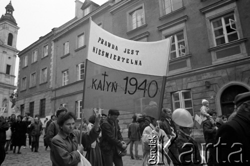 1.05.1989, Warszawa, Polska.
Niezależna manifestacja 1-majowa na Starym Mieście.
Transparent z hasłem: 