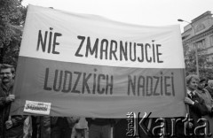 1.05.1989, Warszawa, Polska.
Niezależna manifestacja 1-majowa w drodze na Stare Miasto. Transparent z hasłem: 