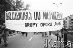 1.05.1989, Warszawa, Polska.
Niezależna manifestacja 1-majowa na ulicy Mickiewicza w drodze na Stare Miasto. Transparent z hasłem: 