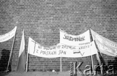 15.08.1985, Częstochowa, Polska.
Transparenty, pozostawione pod murami Janej Góry przez pielgrzymów, uczestniczących w dorocznej pielgrzymce do Częstochowy. Hasła: 