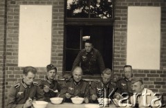 15.08.1939, Arys.
Żołnierze Wehrmachtu podczas posiłku, trzeci od prawej siedzi Herbert Joost.
Fot. NN, zbiory Ośrodka KARTA, zdjęcia z kolekcji Herberta Joosta udostępnił Krzysztof Kuczyński.

