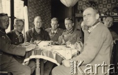 1941-1942, ZSRR.
Żołnierze Wehrmachtu podczas posiłku, czwarty od lewej siedzi Herbert Joost.
Fot. NN, zbiory Ośrodka KARTA, zdjęcia z kolekcji Herberta Joosta udostępnił Krzysztof Kuczyński.


