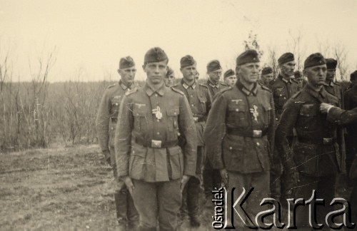1939, brak miejsca.
Wręczanie odznaczeń żołnierzom Wehrmachtu za kampanię polską we wrześniu 1939, pierwszy od lewej stoi Herbert Joost.
Fot. NN, zbiory Ośrodka KARTA, zdjęcia z kolekcji Herberta Joosta udostępnił Krzysztof Kuczyński.

