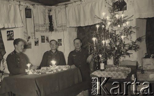 Grudzień 1941 lub 1942, ZSRR.
Niemiecka ofensywa na froncie wschodnim, żołnierze w czasie Wigilii, z lewej siedzi Herbert Joost.
Fot. NN, zbiory Ośrodka KARTA, zdjęcia z kolekcji Herberta Joosta udostępnił Krzysztof Kuczyński.

