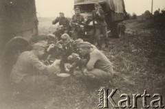 1941- 1942, ZSRR.
Niemiecka ofensywa na froncie wschodnim, żołnierze podczas posiłku.
Fot. NN, zbiory Ośrodka KARTA, zdjęcia z kolekcji Herberta Joosta udostępnił Krzysztof Kuczyński.

