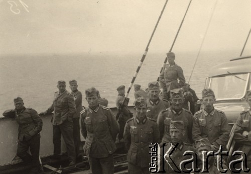 Prawdopodobnie 1941, Morze Bałtyckie.
Żołnierze Wehrmachtu na promie płynącym do Królewca, czwarty od lewej stoi podoficer Herbert Joost.
Fot. NN, zbiory Ośrodka KARTA, zdjęcia z kolekcji Herberta Joosta udostępnił Krzysztof Kuczyński.

