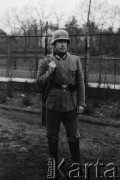 1939-1942, prawdopodobnie Niemcy.
Żołnierz Wehrmachtu z karabinem.
Fot. NN, zbiory Ośrodka KARTA, zdjęcia z kolekcji Herberta Joosta udostępnił Krzysztof Kuczyński.

