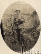 1917, prawdopodobnie Niemcy.
Niemiecki żołnierz z karabinem i maską przeciwgazową, podpis na odwrocie: 