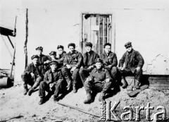 Lipiec 1956, Workuta, Komi ASRR, ZSRR.
Więźniowie - górnicy z kopalni nr 40 podczas odpoczynku.
Fot. NN, zbiory Ośrodka KARTA, udostępniła Alina Krycka

