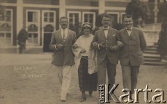 1912-1930, Zoppot (Sopot).
Kuracjusze na plaży, w tle Dom Zdrojowy.
Fot. NN, zbiory Ośrodka KARTA
 
