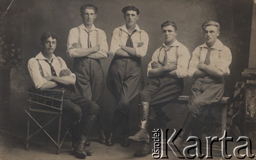 Przed 1939, Polska.
Grupa młodych mężczyzn w bryczesach i białych koszulach.
Fot. NN, zbiory Ośrodka KARTA
 
